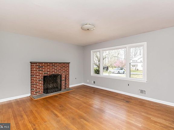 4th image of 11201 Thompson Ave