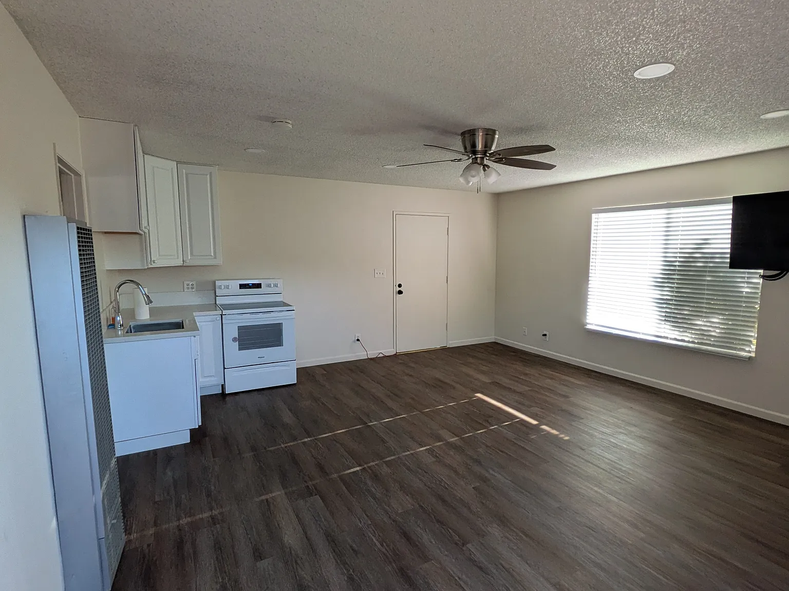 1 bed, 700 sqft, $1,900 — Photo 3