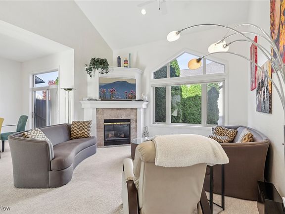 5th image of 464 Augustus Dr