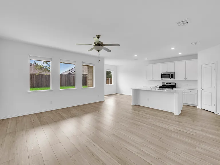 8425 Honeylocust St — Photo 11