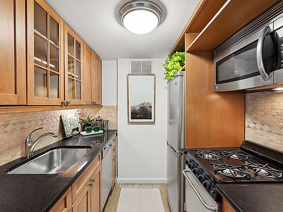 5th image of 101 W 12th St APT 14U