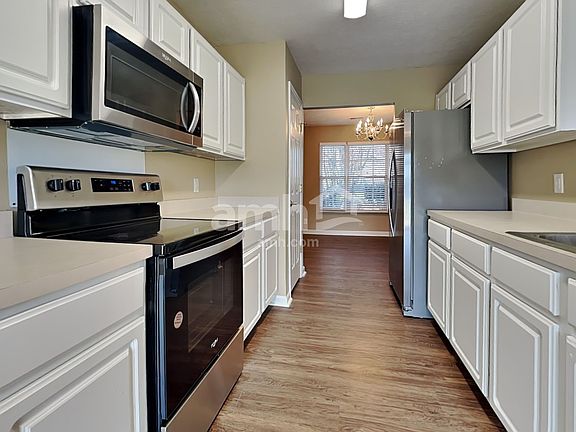 3rd image of 4060 Longfellow Dr
