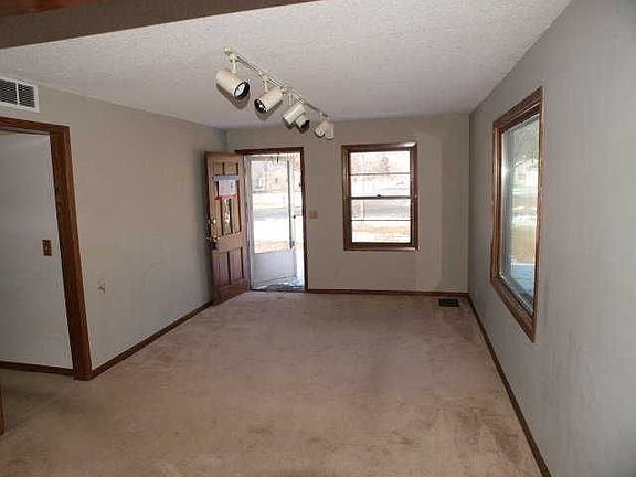 3rd image of 3141 49th Ave N