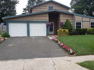 10 Arrow St, Selden, NY 11784