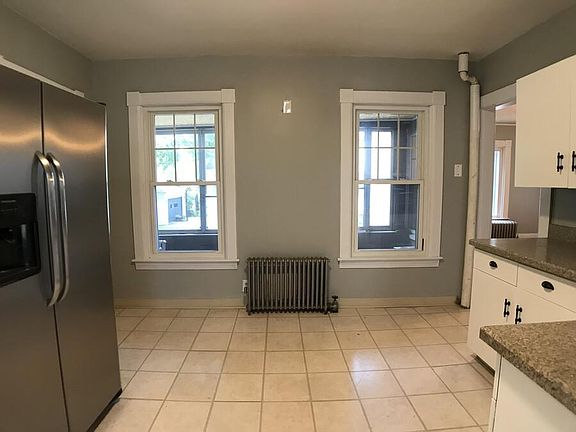 Kitchen eat-in area