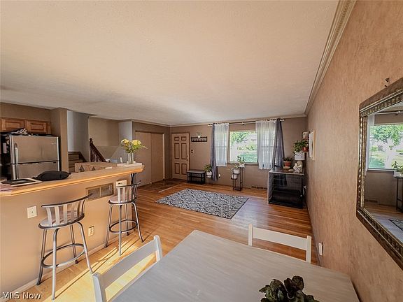 4th image of 422 Ellen Ave