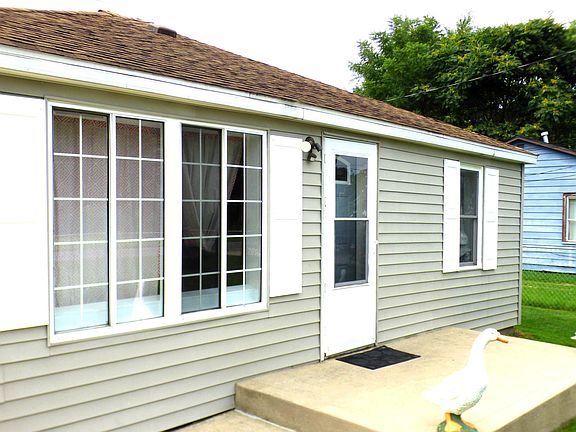 3rd image of 2418 Irving Dr