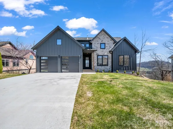 90 Summit Hill Rd, Hendersonville, NC 28791