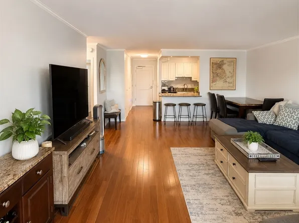 8 Whittier Pl APT 8B, Boston, MA 02114