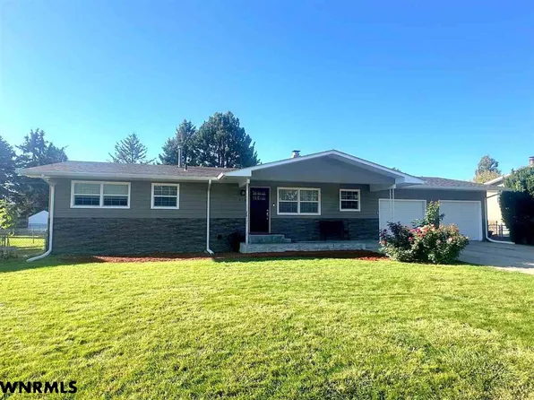 828 E 38th St, Scottsbluff, NE 69361