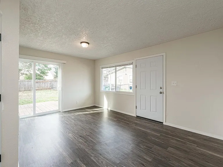 300 SE 100th Ave #B — Photo 2