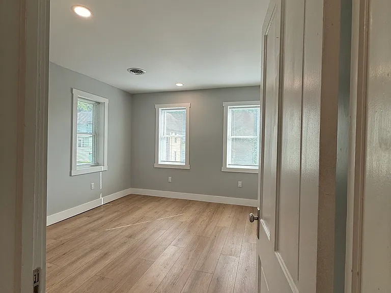 23 1/2 E Washington Ave — Photo 14