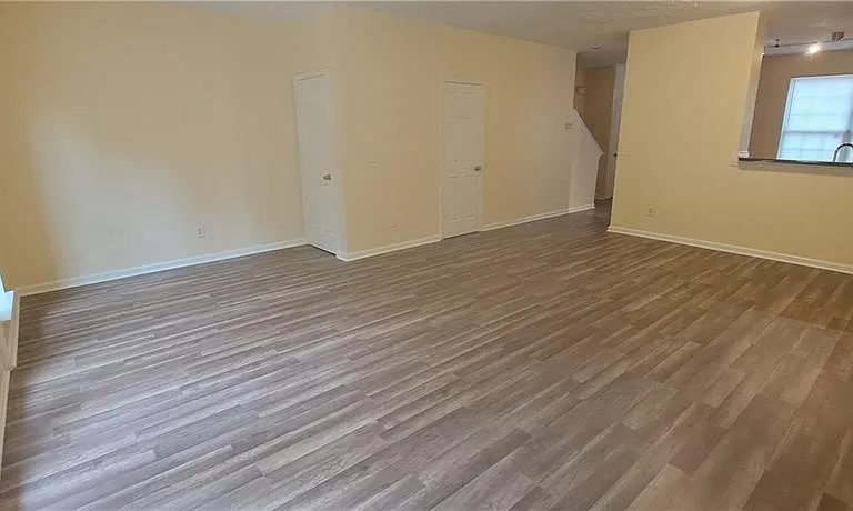 4330 Park Gate Dr — Photo 7