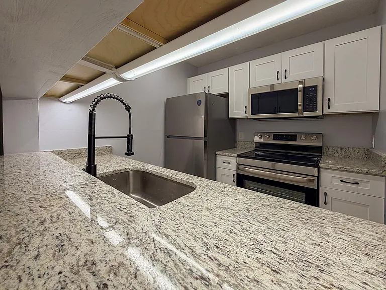 3921 SW 34th St #301 — Photo 11