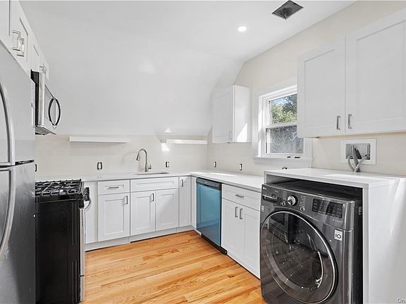 3rd image of 18 Linden Pl Floor 2