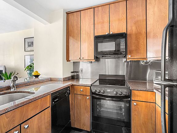 4th image of 61 W 62nd St APT 21L