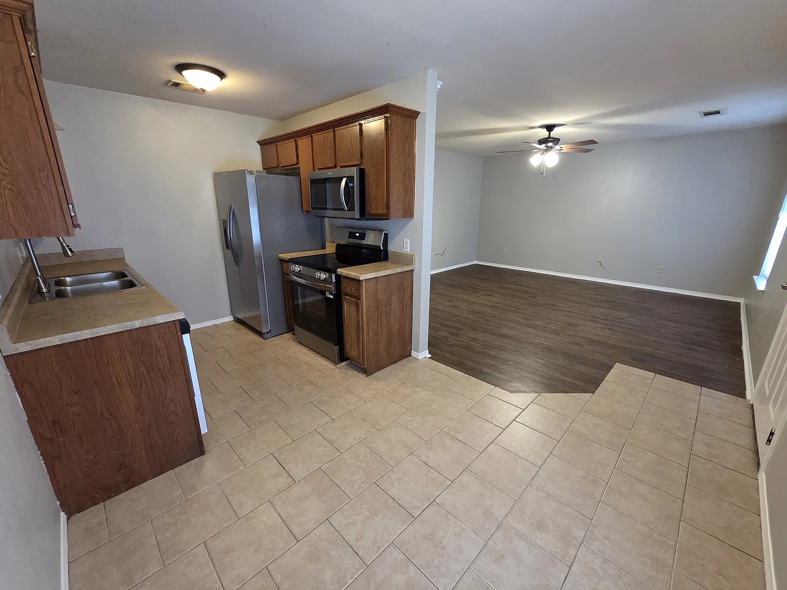 3 bed, 1075 sqft, $1,225 — Photo 3