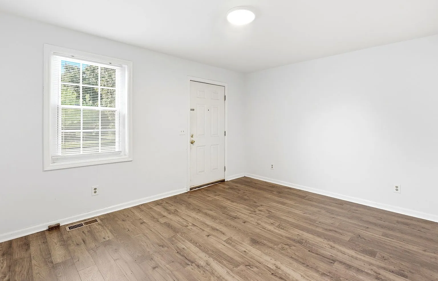 Cozy 2-Bedroom Home Near Downtown Wilmington — Photo 4