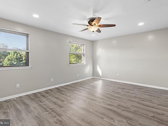 3rd image of 3947 Gloucester Ct
