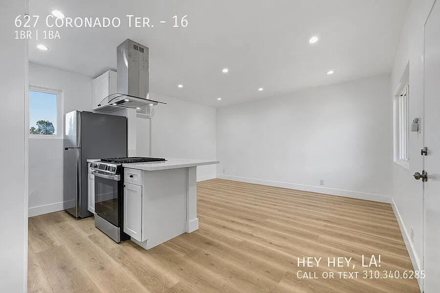 Modern Top Floor Apartment | One Bedroom | In-Unit Laundry | Parking Available | Silver Lake — Photo 3