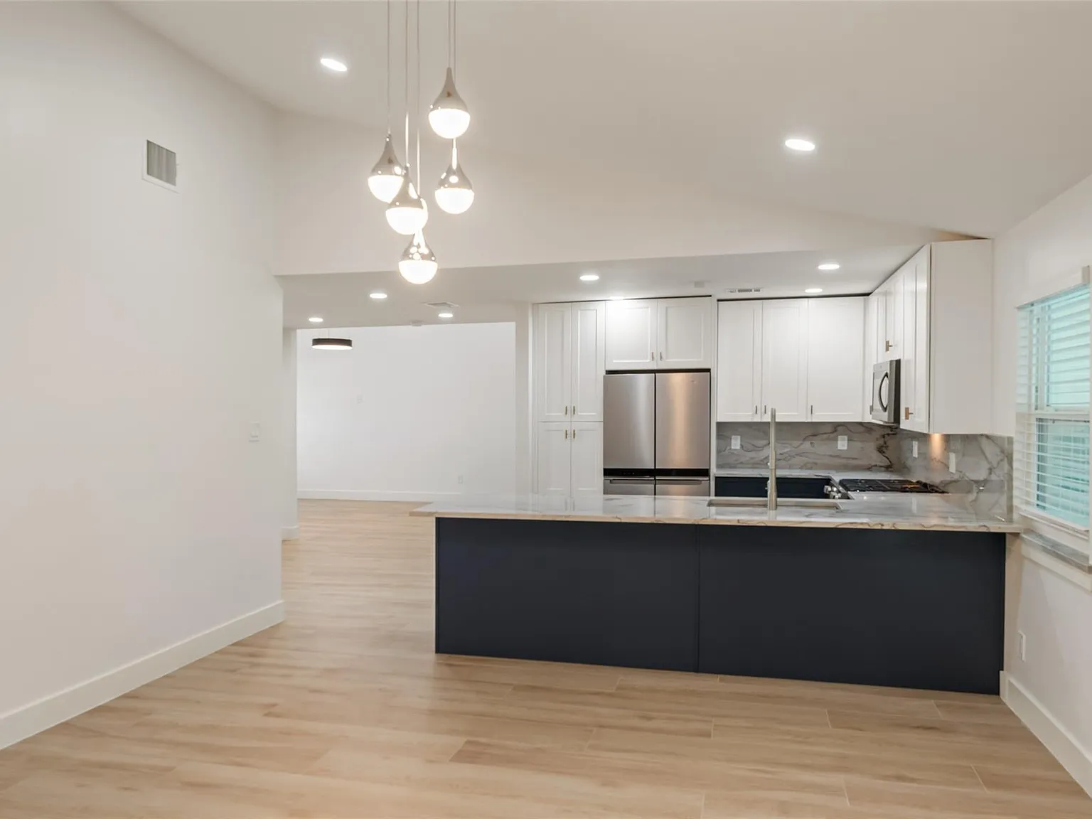 4 bed, 1994 sqft, $3,000 — Photo 2