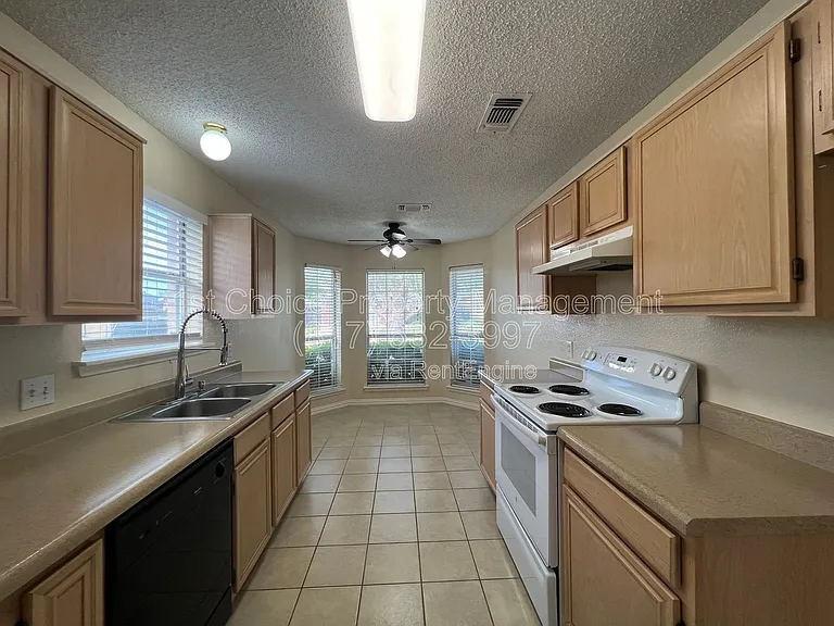 2213 Rolling Creek Run — Photo 4