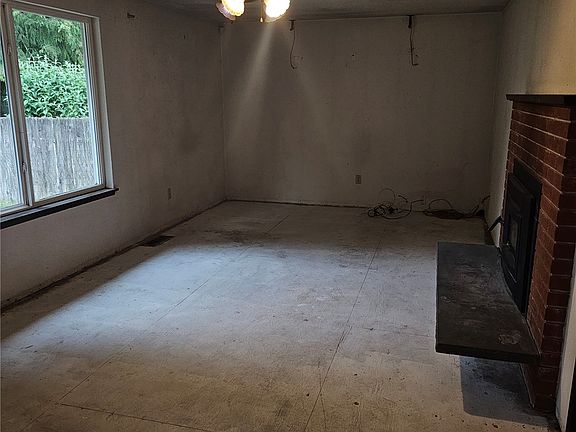 2nd image of 295 NE Silver Pine Drive
