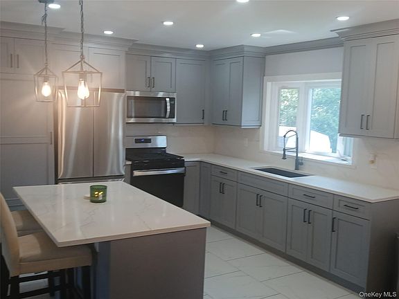 3rd image of 807 Iris Place