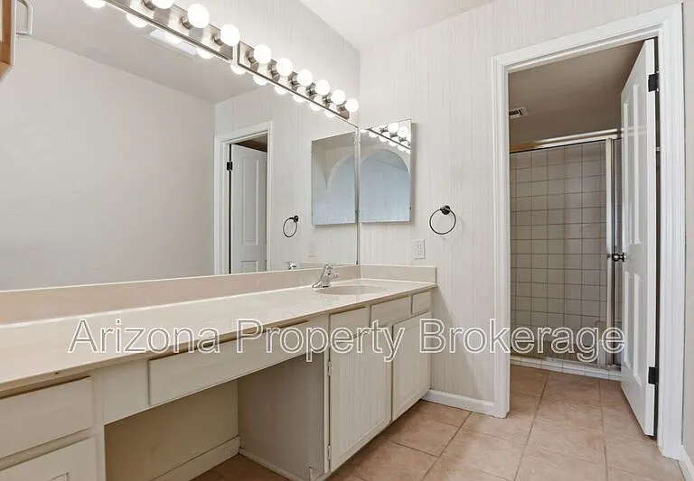 2192 E Balboa Dr — Photo 23