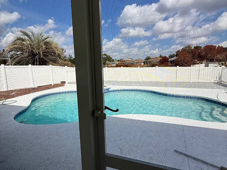 Berwick Dr — Photo 2