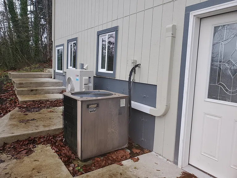 990 Mountain View Rd — Photo 2