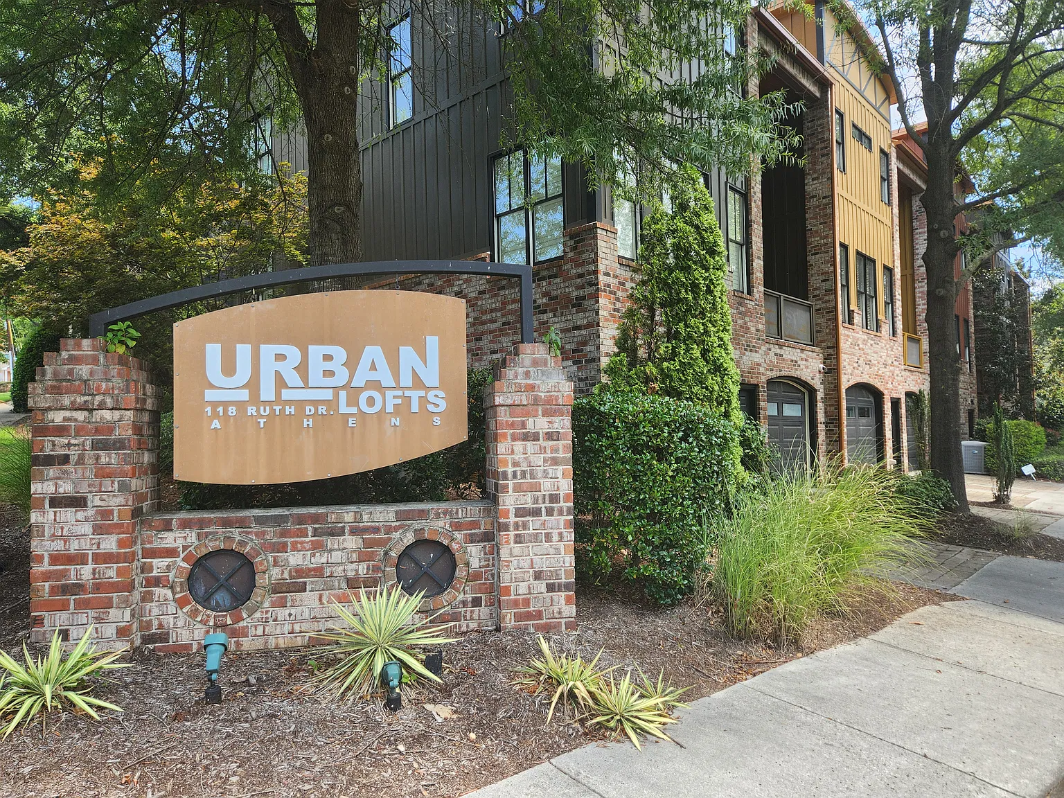 4 bed, 2137 sqft, $3,700 — Photo 3
