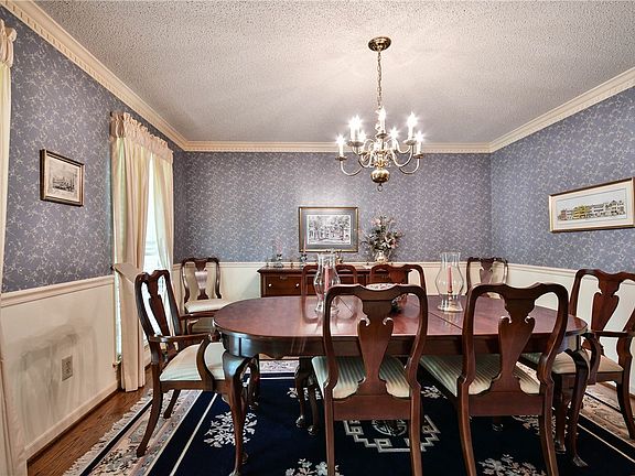 5th image of 302 Inverness Way