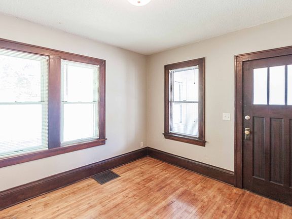 5th image of 1002 Lowry Ave N