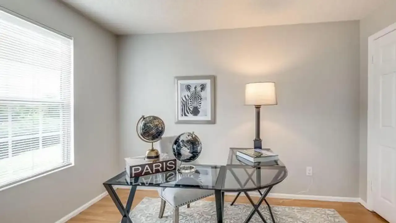 3 bed, 1041 sqft, $2,350 — Photo 2