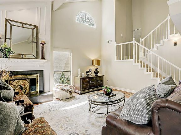 4th image of 407 Barkers Landing Ct