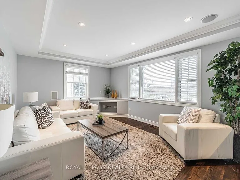 577 Dundas St E — Photo 6