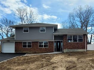 14 Radcliffe Rd, Commack, NY 11725