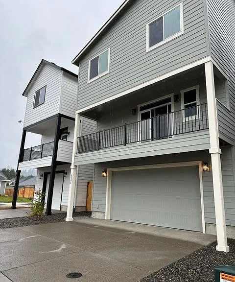 1484 NE Chehalem Dr — Photo 3