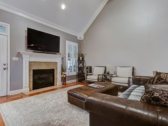 4th image of 215 Whithorn Ln