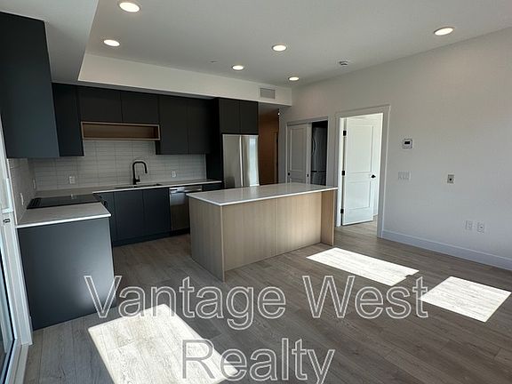 4th image of 620 Coronation Ave #605