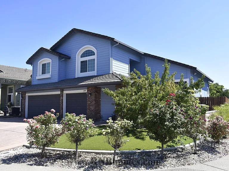 2400 Carr Ct — Photo 2