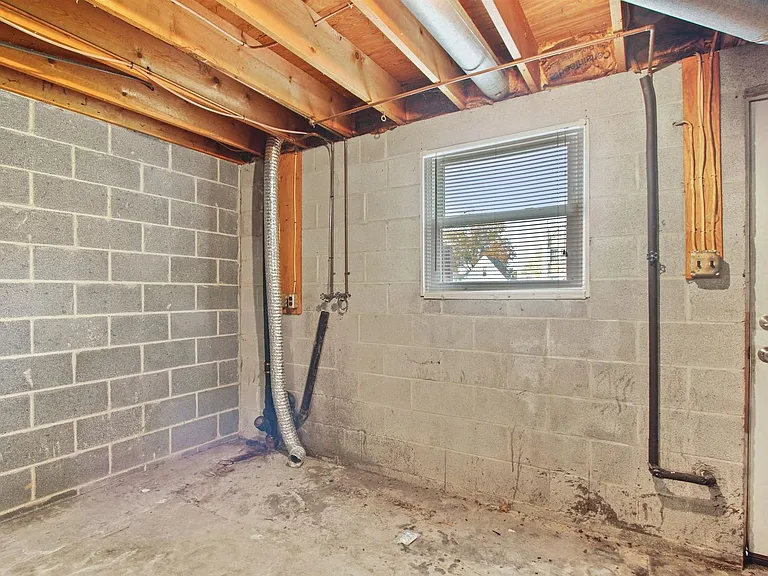 142 N Pleasant Ave — Photo 16