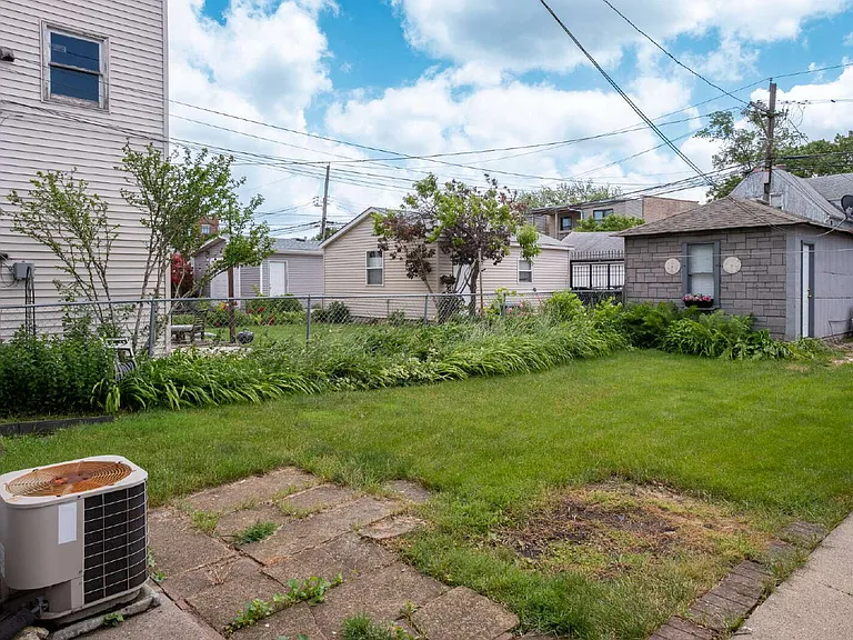 3233 W Berteau Ave — Photo 26