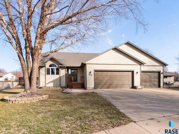 2201 S Arbor Cir, Sioux Falls, SD 57106