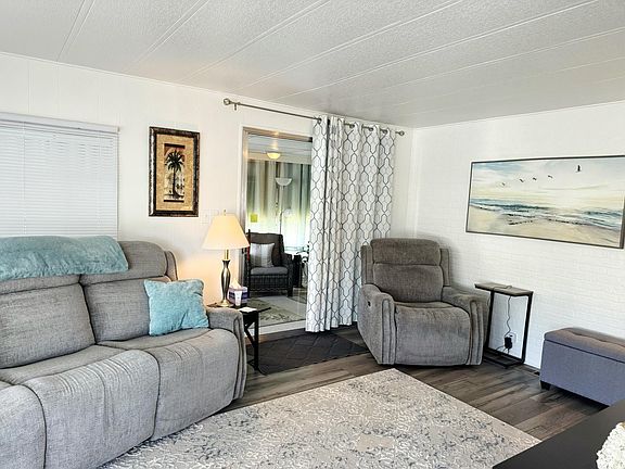 2nd image of 10 SE La Mesa