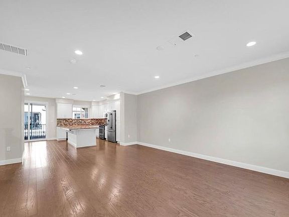 3rd image of 4555 Huntington Ln