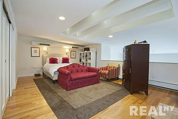 Rented by REAL New York | media 22