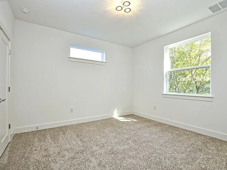 402 Zennia St — Photo 20