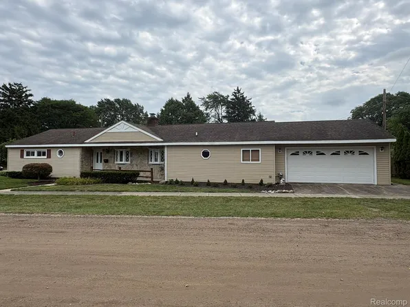 32223 Woodbrook Dr, Wayne, MI 48184